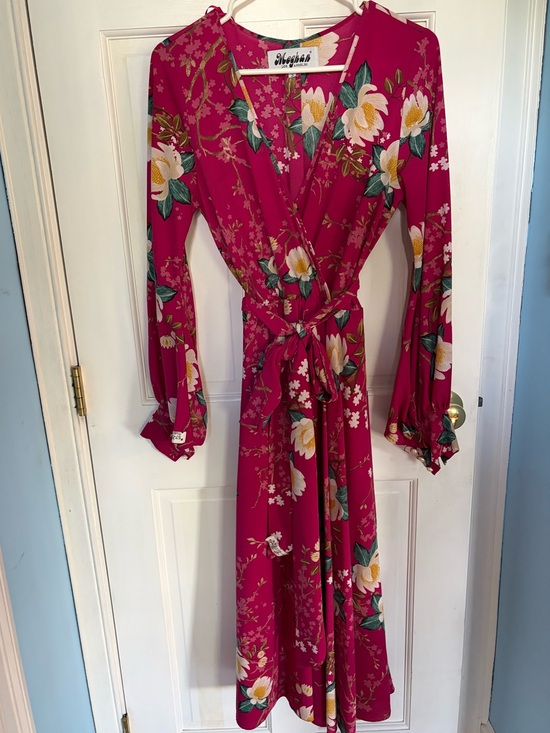 Meghan LA Dresses & Skirts - Floral wrap midi dress
